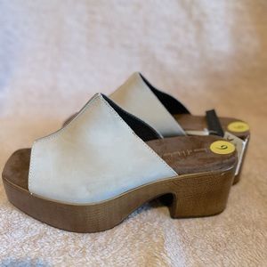 ✨ BRAND NEW House of Harlow 1960 Clogs